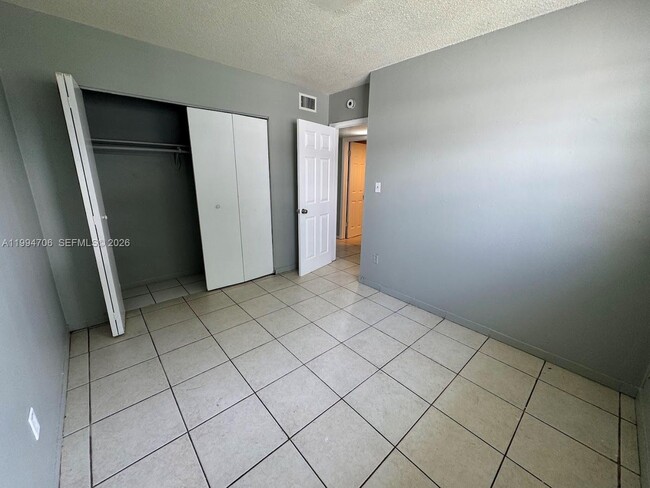 Building Photo - 5440 SW 38th Ct