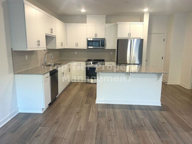 Building Photo - ***Gorgeous 2 bed / 2.5 bath / 1,083 sqft Townhouse in New Citro Community of Fallbrook - Availab...