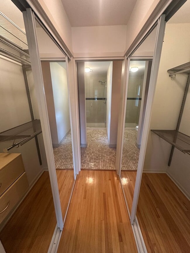Building Photo - Luxury Living on Summit Ave! – Spacious 3B...
