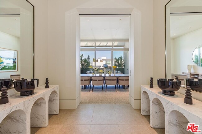 Building Photo - 455 N Palm Dr