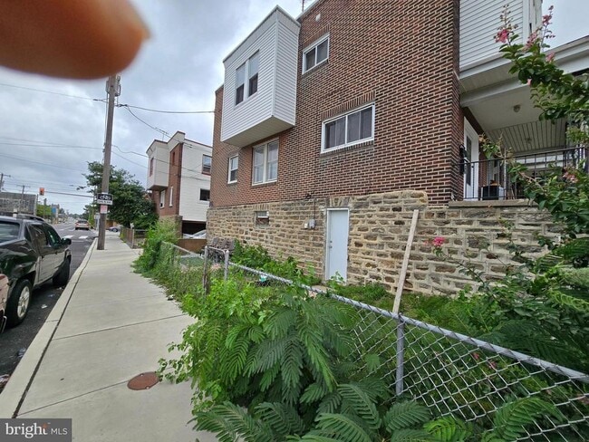 Building Photo - 660 Brill St