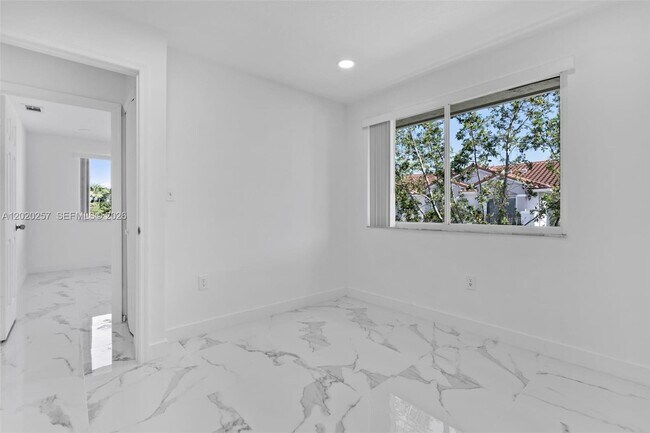 Building Photo - 10245 SW 154th Pl