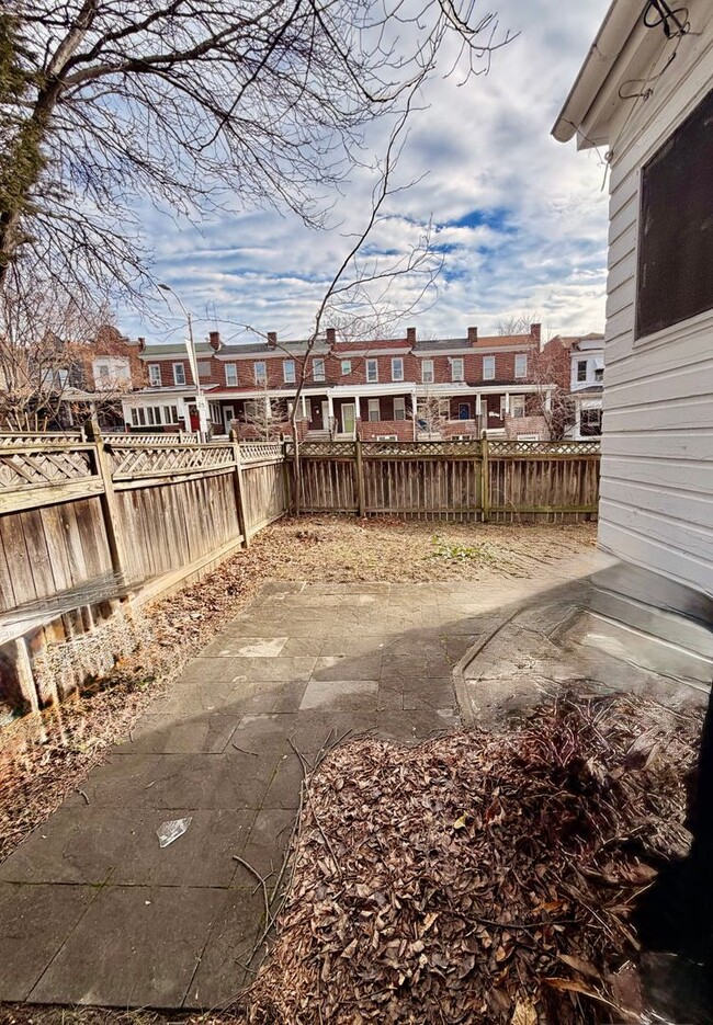 Building Photo - Huge townhome available. Four bedrooms three bath.