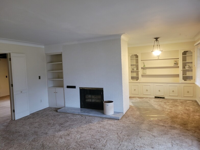 Building Photo - 2123 Eileen Rd