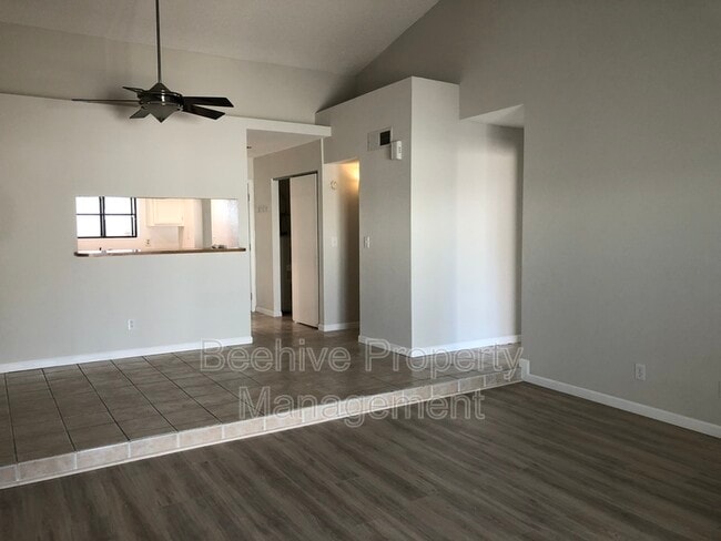 Building Photo - 302 N Sycamore