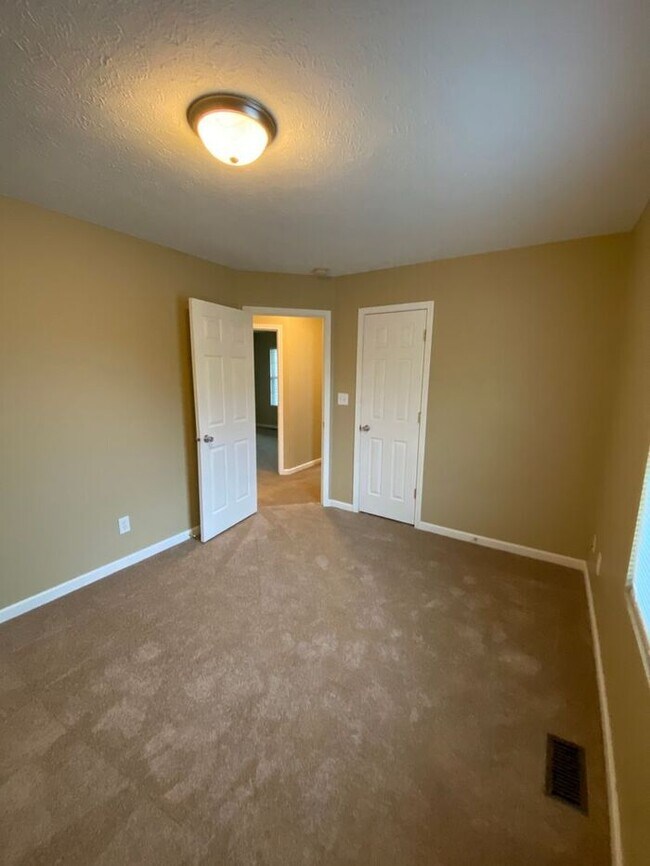 Building Photo - Open Concept 4 Bedroom Home & PETS WELCOME!!!