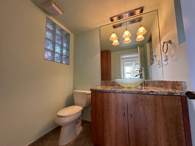 Building Photo - Stunning Home with Breathtaking Golf Cours...