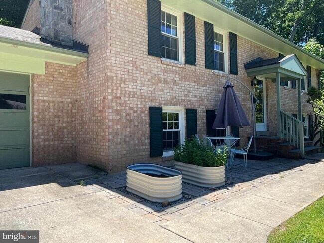 Building Photo - 8711 Braeburn Dr