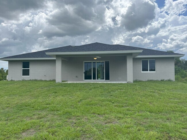 Building Photo - MUST SEE-CUSTOM BUILT-LARGE NEWER CONSTRUT...