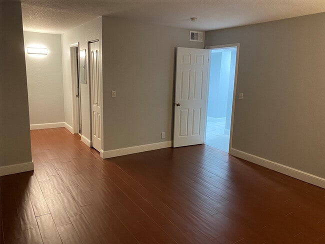 Building Photo - 2700 Coral Springs Dr