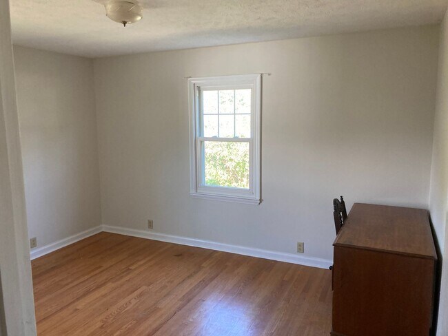 Building Photo - PRICE REDUCED! 2 Bedroom, 1 bath located i...