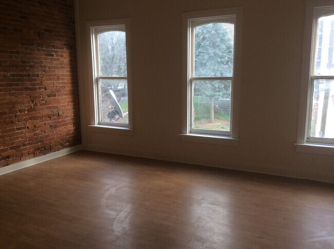 Building Photo - Renovated and Spacious 4 Bedroom 1.5 Bath ...