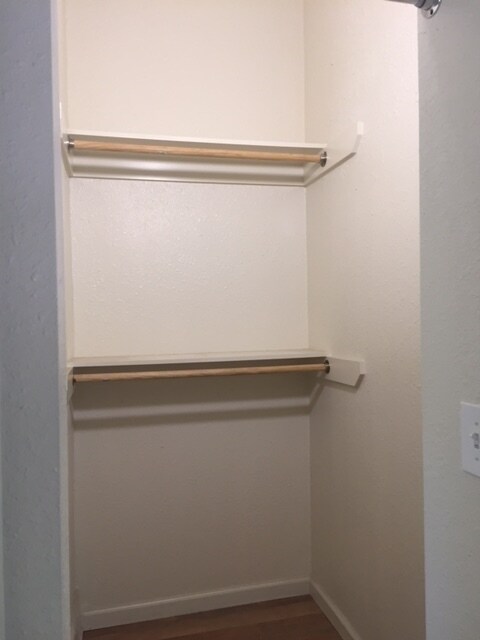 Building Photo - **RESERVE NOW FOR SUMMER 2026* * Great 5 Bedroom house close to Downtown