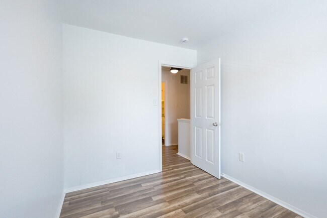 Building Photo - Amazing 3 BR/1.5 BA Townhome in Landover!