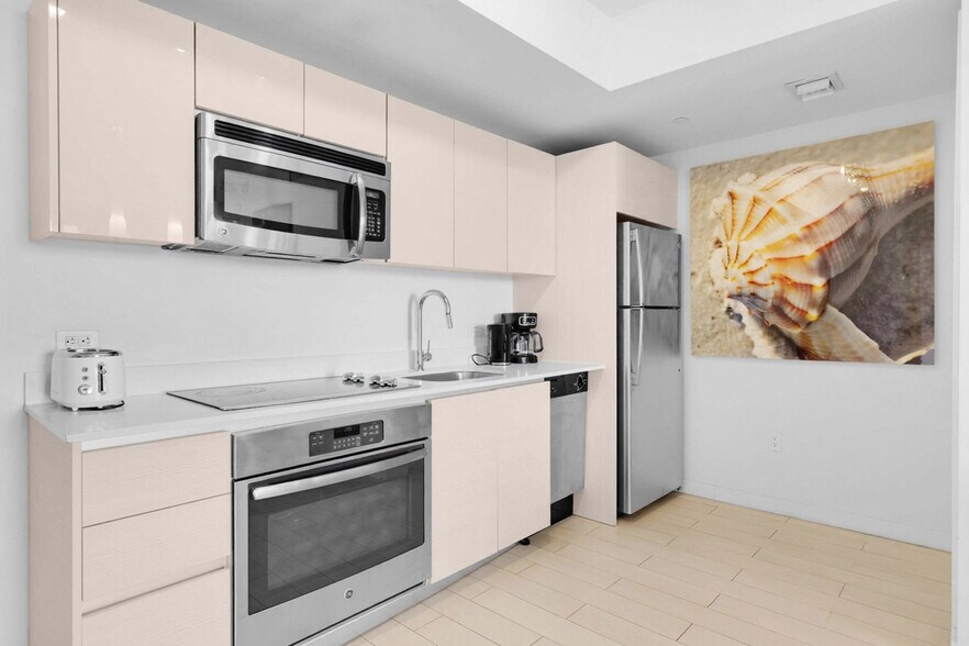 Building Photo - 2602 E Hallandale Beach Blvd