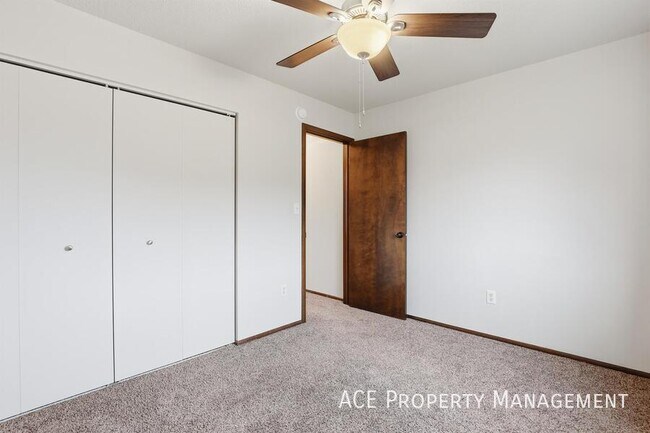 Building Photo - 733 Dakota Dr