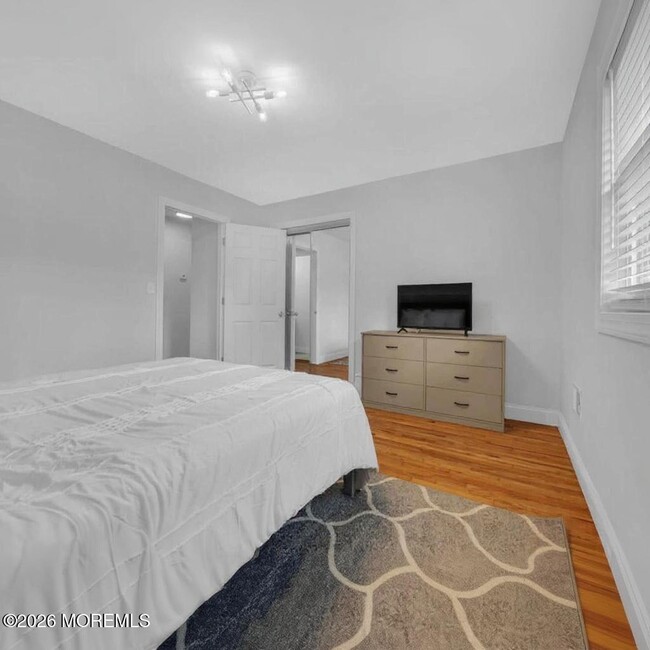 Building Photo - 1143-1145-1145 Roe Ave