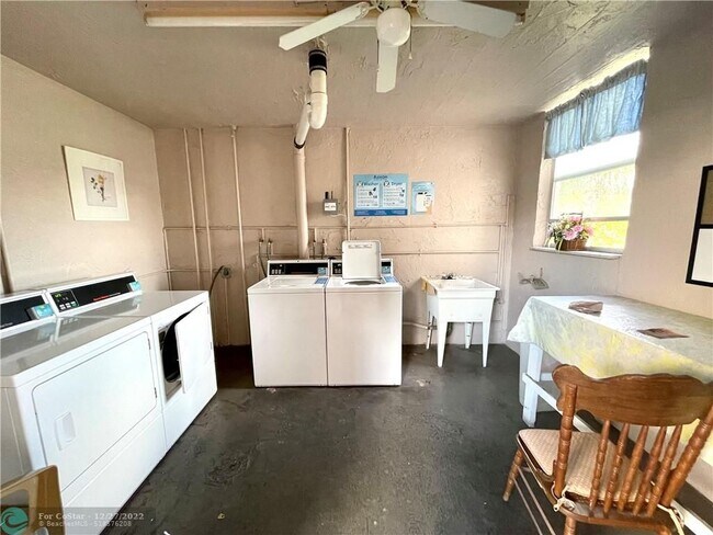 Building Photo - 2821 Somerset Dr