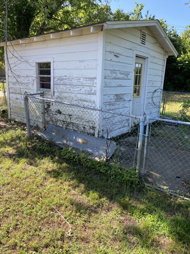 Building Photo - 625 Country Club Rd