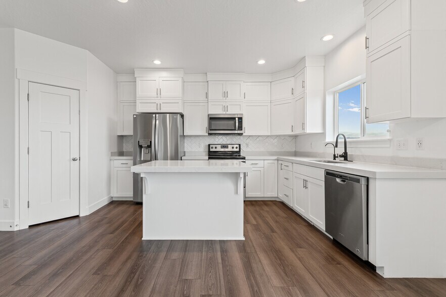 Building Photo - 4877 E Silver Ridge Rd