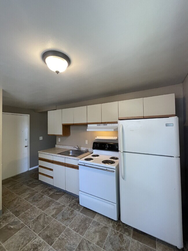 Building Photo - Spacious 3-Bedroom, 1.5-Bathroom Apartment in NW Portland