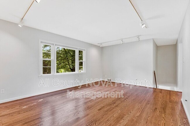 Building Photo - 3160 Ravenwood Dr
