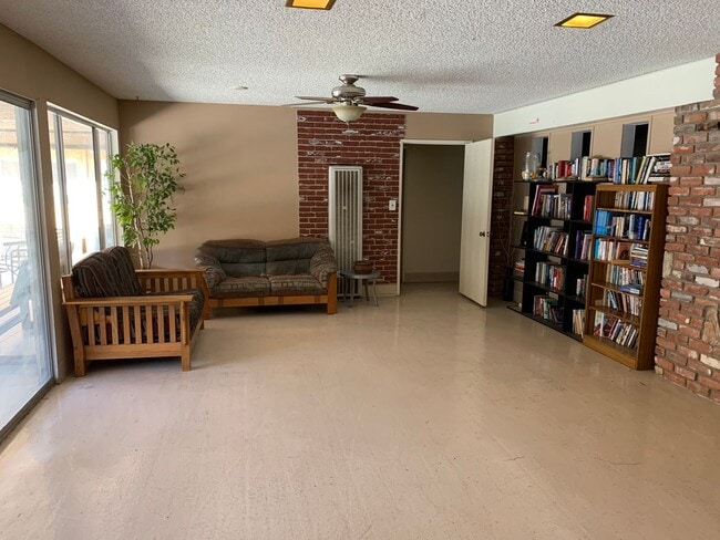 Building Photo - 1 Bed 1 Bath Remodeled Condo for Rent in Lawndale with ALL Utilities included