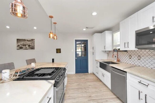 Building Photo - 5658 Ludington Dr