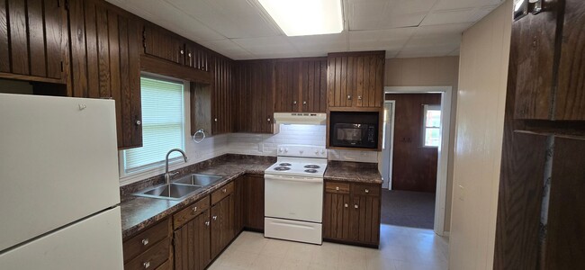 Building Photo - Spacious 2 bedroom with garage + 2 vehicle...