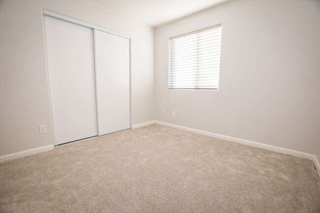 Building Photo - 4 Bedroom, 2 Bath, Split Floor Plan, 2 Car Garage, Central A/C