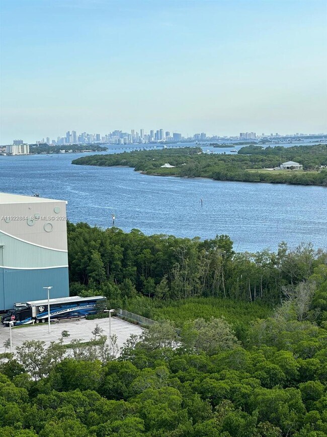 Building Photo - 100 Bayview Dr