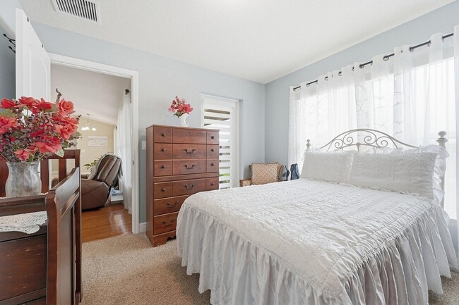 Building Photo - 5923 NW Brianna Ct