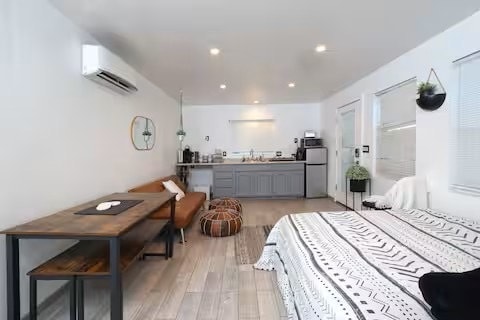 Building Photo - 2039 E 8th St