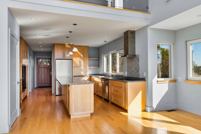 Building Photo - 1 Shoreline Dr