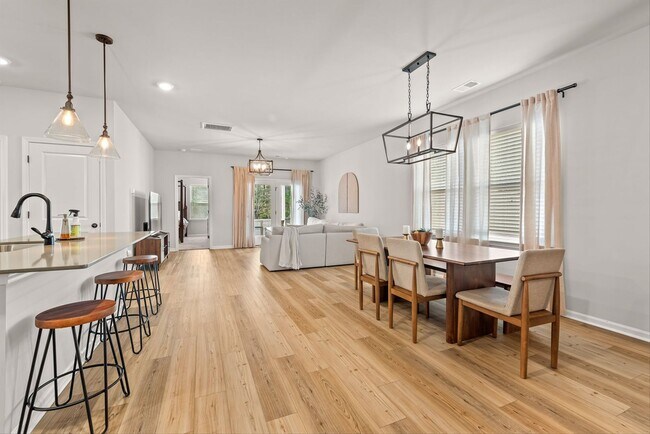 Building Photo - Modern Moncks Corner Home!