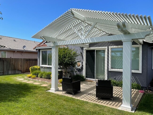 Building Photo - VERY NICELY UPDATED 3 BED, 2 BATHROOM, & 2...