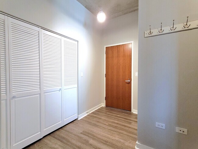 Building Photo - 235 W Van Buren St