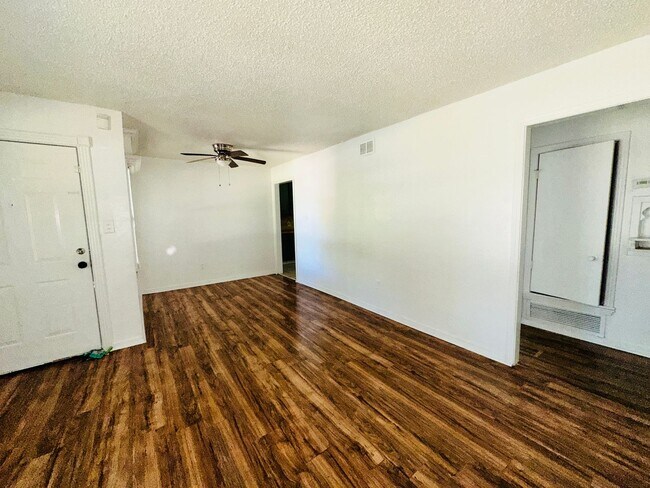 Building Photo - 3 bed, 1 bath with large fenced back yard, w/d connections