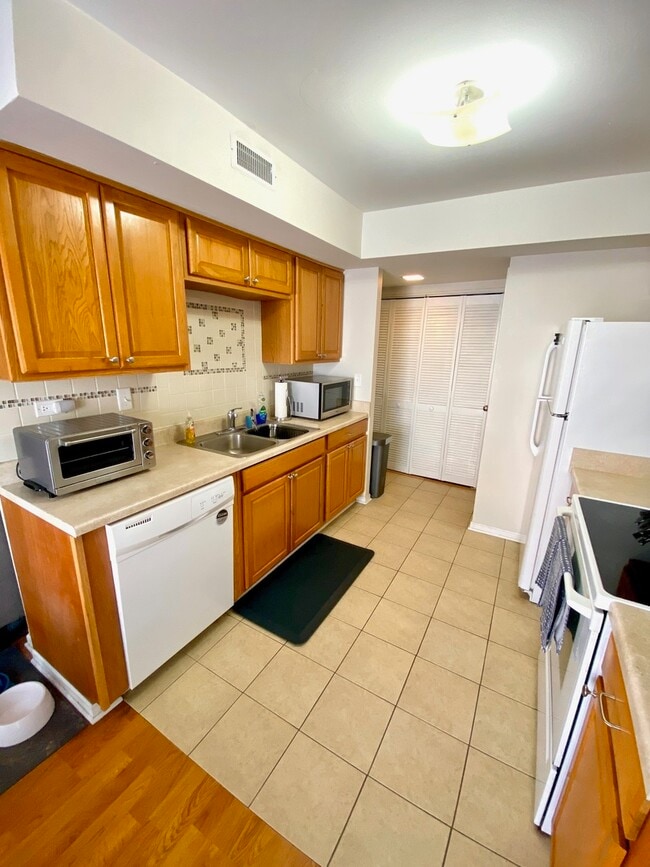 Building Photo - 2346 Old Kings Ct