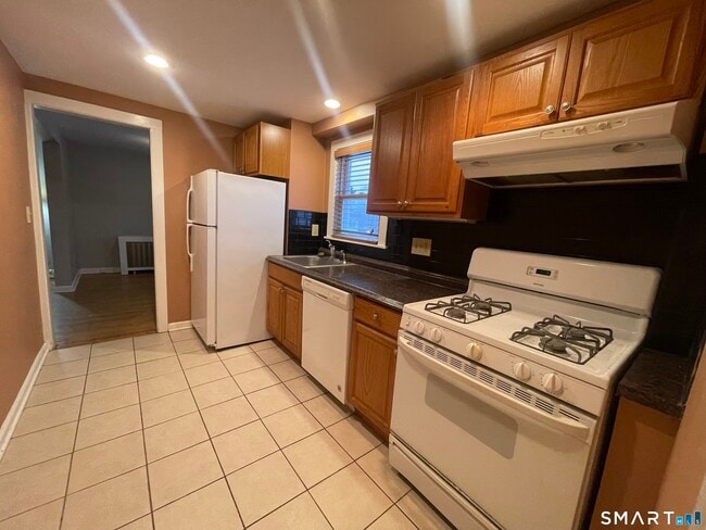 Building Photo - 80 Grassy Plain St