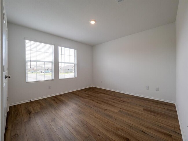Building Photo - 702 Silver Springs Bend