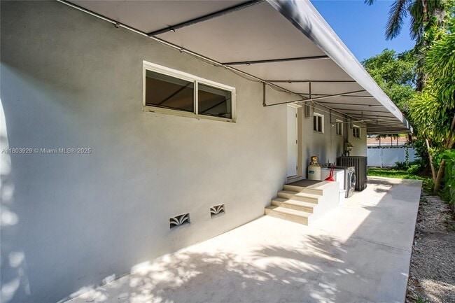 Building Photo - 1600 NE 110th Terrace
