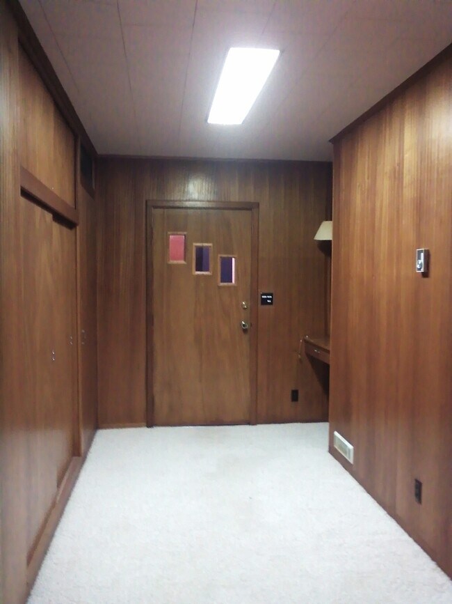 Building Photo - Large Shop Perfect for a home based business, plus 136 feet of waterfront.