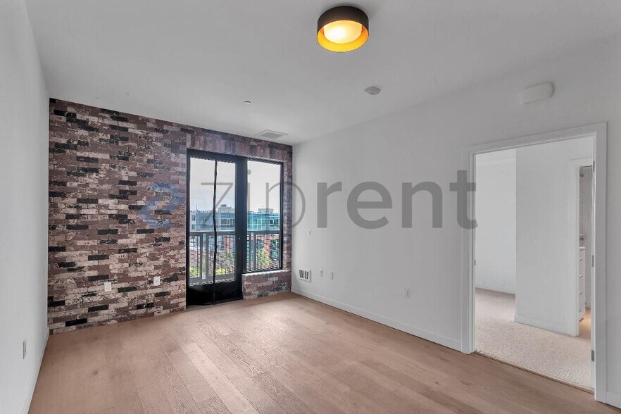 Building Photo - Unit 404