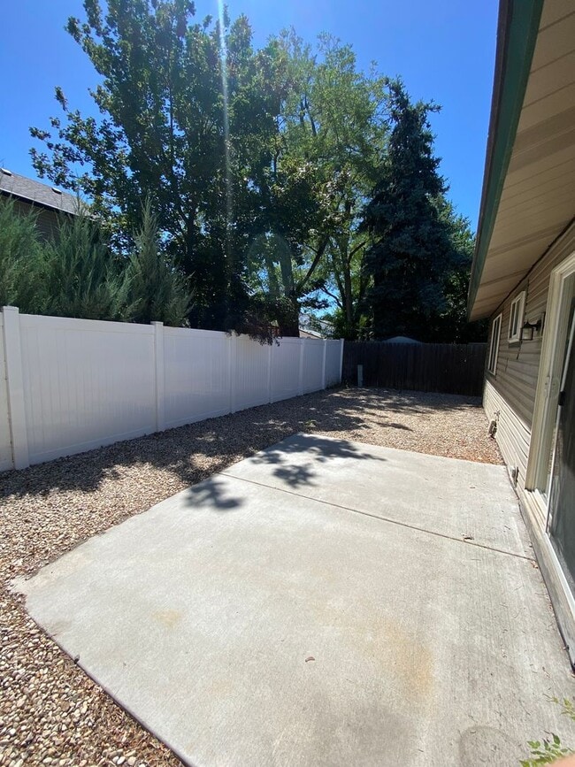Building Photo - 3 bedroom 2 bathroom,  1 car garage, fence...