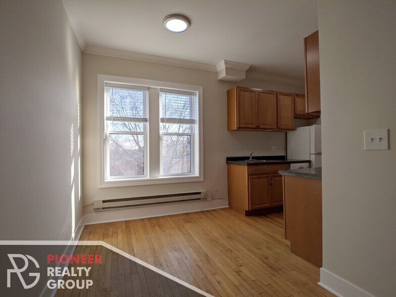 Building Photo - 3815 N Greenview Ave
