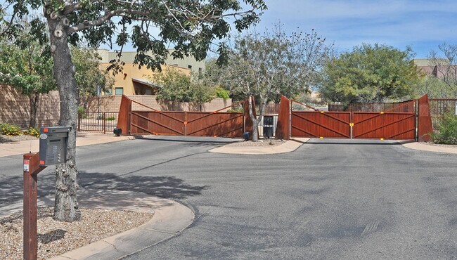 Building Photo - 381 E Calderwood Rd