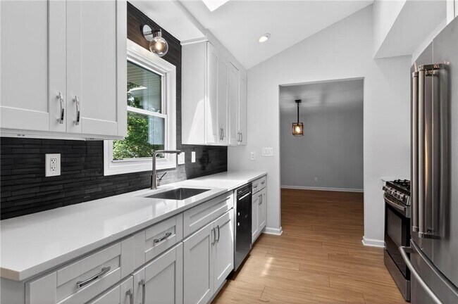 Building Photo - 1480 Edinburgh Dr