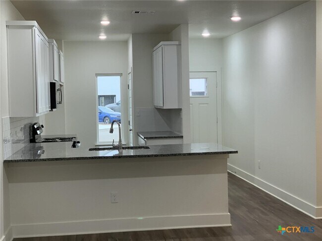 Building Photo - 1862 Royal Loop