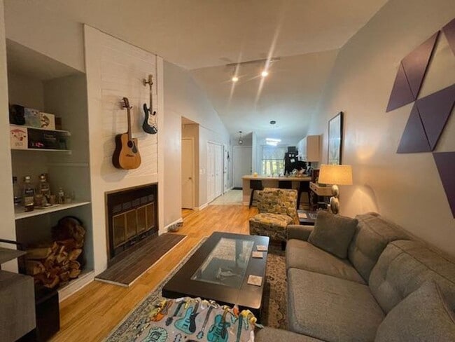 Building Photo - 907 W Chatham St